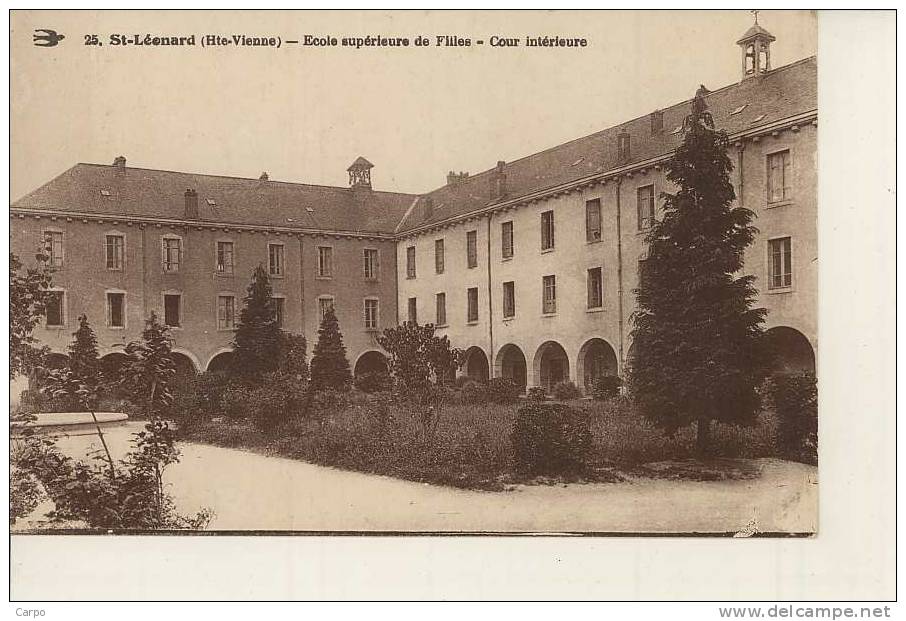 SAINT LEONARD DE NOBLAT. - Ecole Supérieur De Filles - Cour Intérieur. - Saint Leonard De Noblat