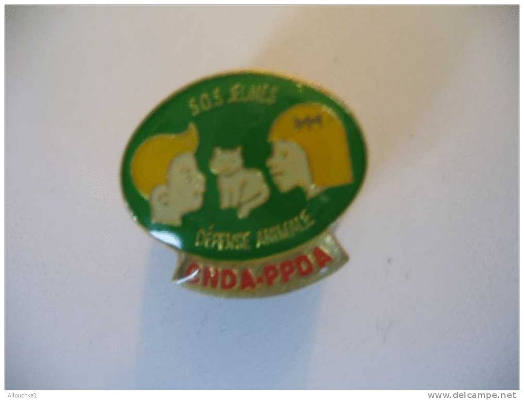 2 PIN ' S SUR LE THEME DES ANIMAUX  DEFENSE ANIMALE  SOS JEUNES CNDA PPDA CHAT - Animali