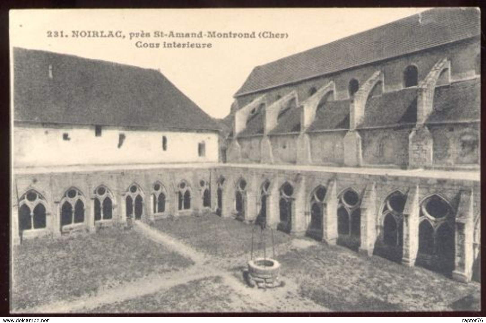 CPA Non écrite 18 Environs De Saint Amand Montrond NOIRLAC Cour Intérieur - Saint-Amand-Montrond