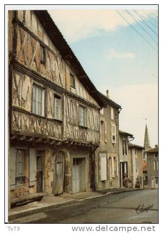 Cpc 823 - CONFOLENS - Vieilles Maisons à Colombages  (17 - Charente Maritime) - Confolens