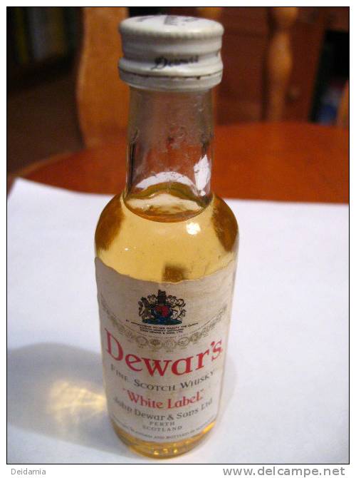 MIGNONETTE DEWAR S. WHITE LABEL. FINE SCOTCH WHISKY - Mignonnettes