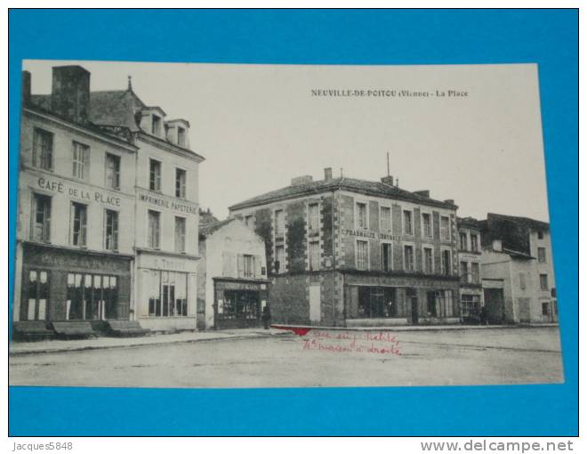 86) Neuville De Poitou - Café De La Place  - Imprimerie  G.TROUVE Et Pharmacie Centrale  Sur La Place  /année  /EDIT - Neuville En Poitou