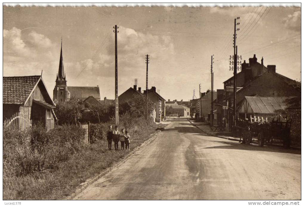 45 / OUZOUER SUR TREZEE / AVENUE DE LA GARE / TRES BELLE CPSM ANIMEE - Ouzouer Sur Loire