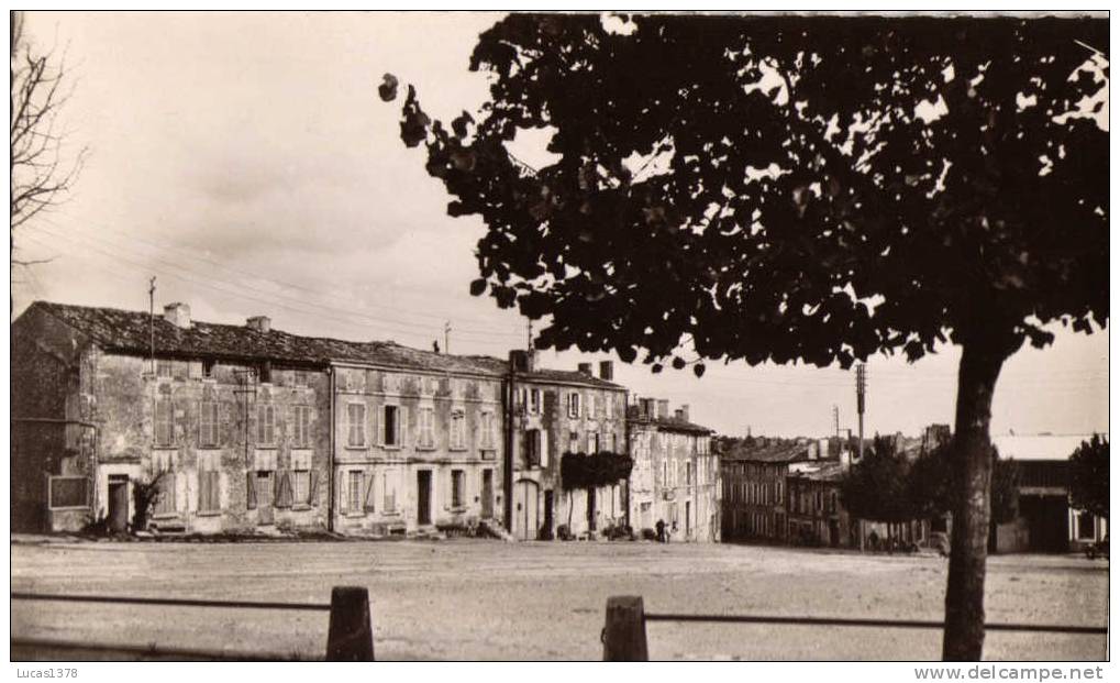 79 / CHAMPDENIERS / PLACE DU CHAMP DE FOIRE / TRES BELLE CPSM - Champdeniers Saint Denis