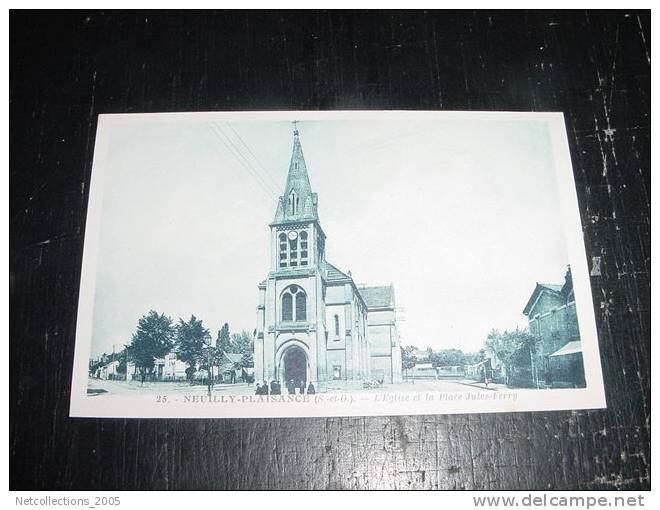 NEUILLY-PLAISANCE L'EGLISE ET LA PLACE JULES-FERRY - 93 SEINE SAINT DENIS - Carte Postale De France - Neuilly Plaisance