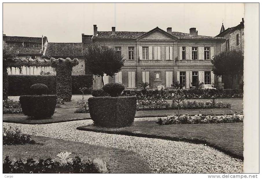 LAVAUR - Le Square Bressolles Et La Mairie. - Lavaur