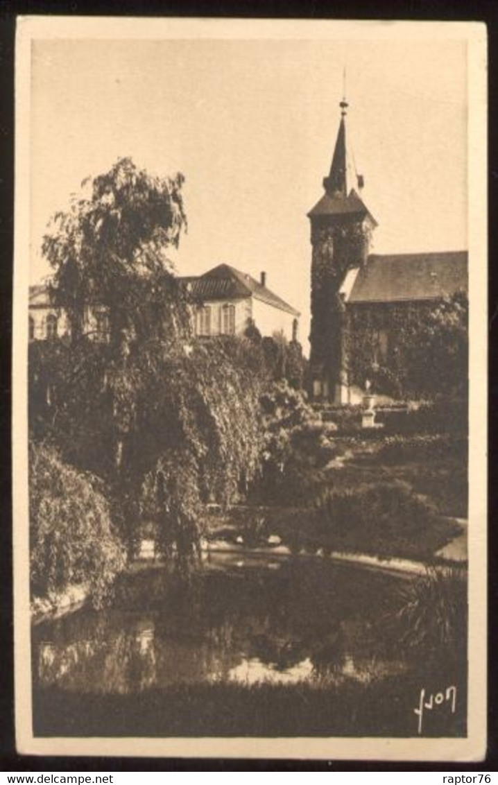 CPSM 23 GUERET Un Coin Du Jardin Public - Guéret