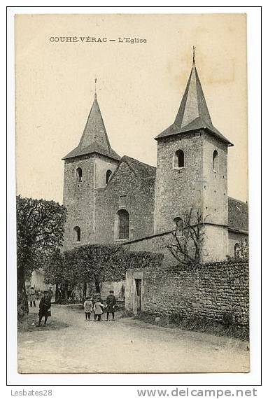 CPA 86.-COUHE-VERAC.-L'Eglise.-en Avant Plan 5 Enfants Posent.-(qsd 321) - Couhe