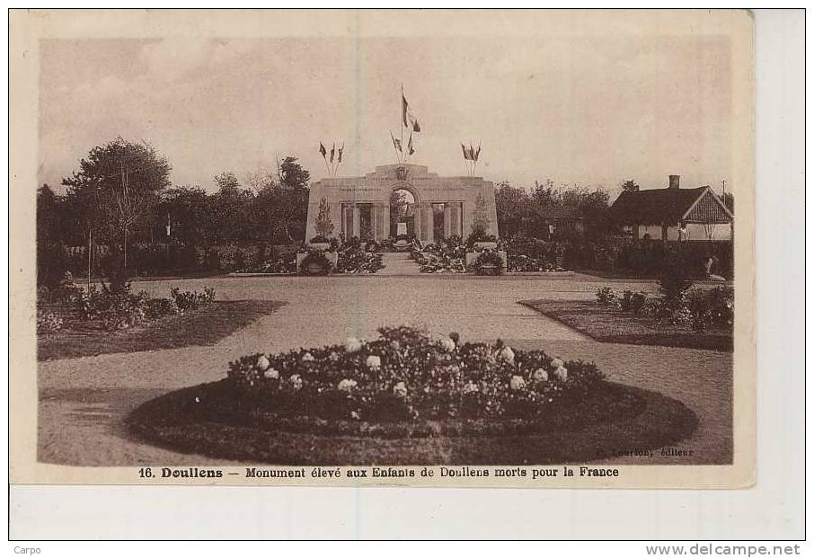 DOULLENS - Le Monument Aux Morts. - Doullens