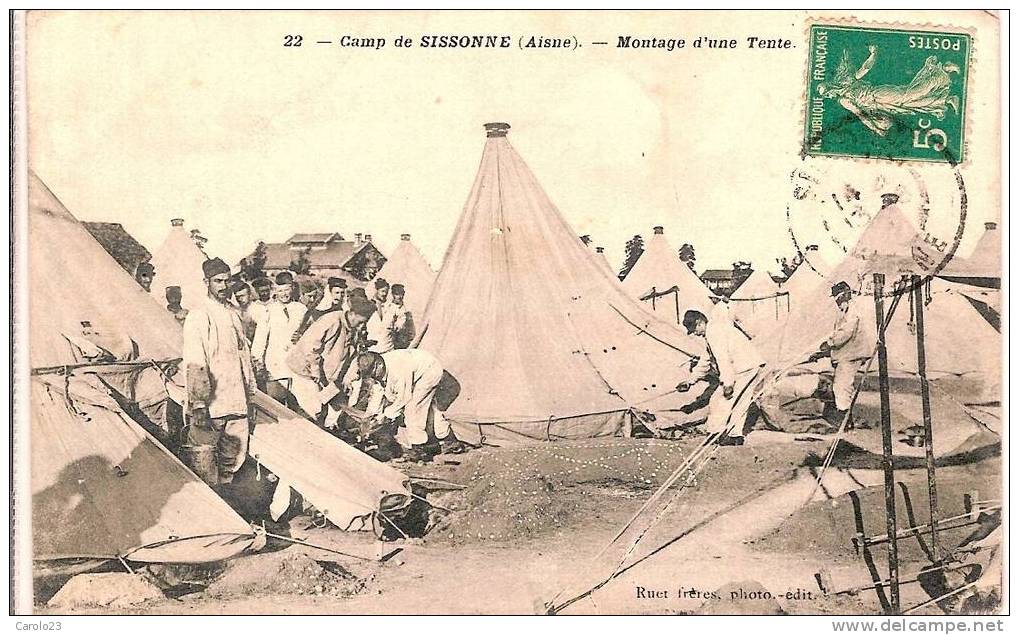 CAMP  DE  SISSONNE  ( AISNE )  :  MONTAGE D'UNE  TENTE - Sissonne