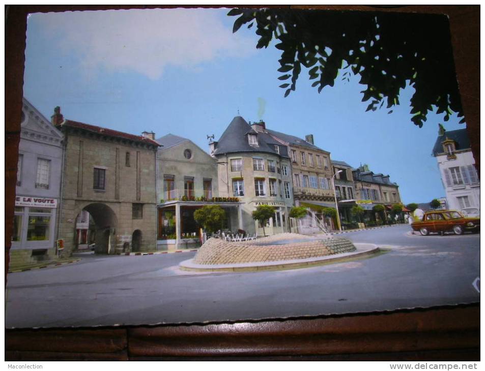 Renault 10 R10 à Chateau Chinon : Place Notre Dame - Chateau Chinon