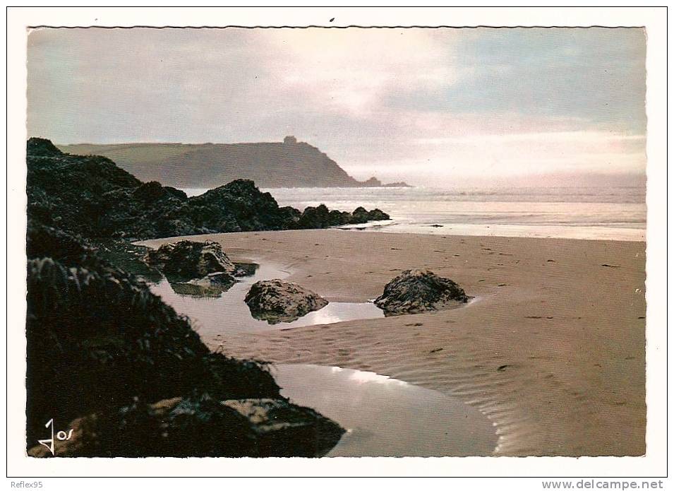 PLOMODIERN - La Pointe De Talagrip Vue De Lestrévet - Plomodiern