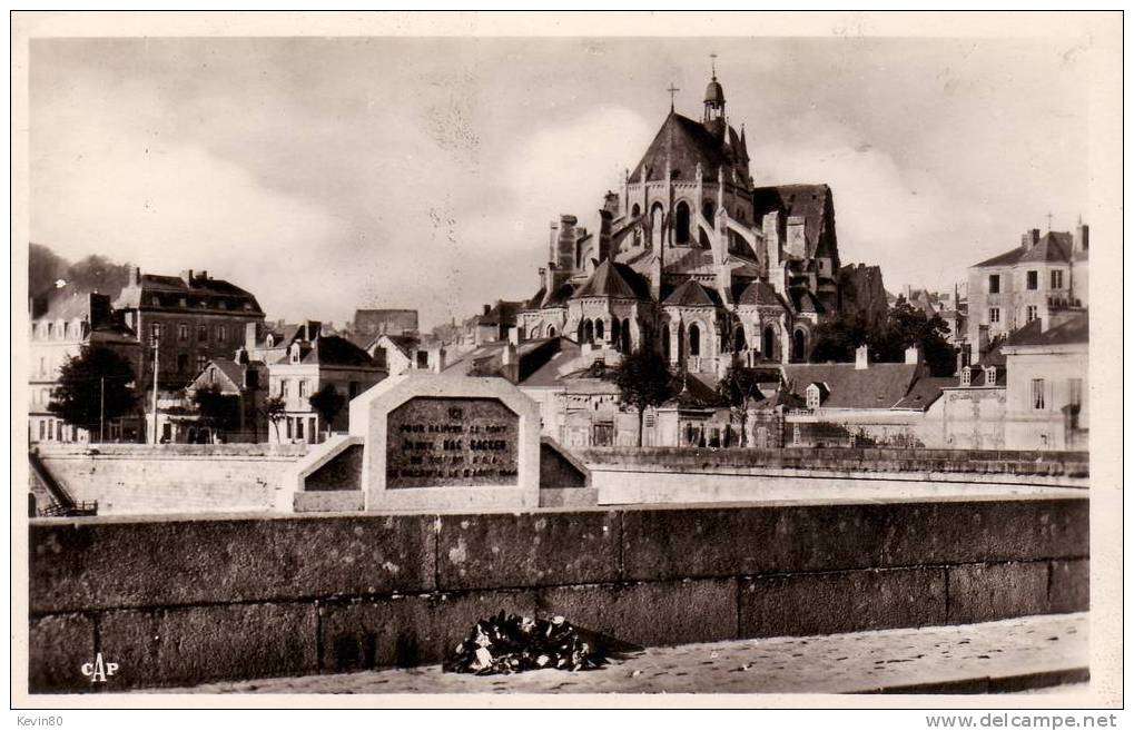 53 MAYENNE Stélé Américaine Et Basilique Notre Dame - Mayenne