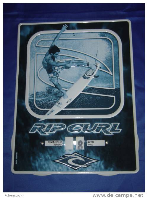 Calendrier Perpétuel En Tôle "RIPCURL" Surfeur. - Targhe In Lamiera (a Partire Dal 1961)