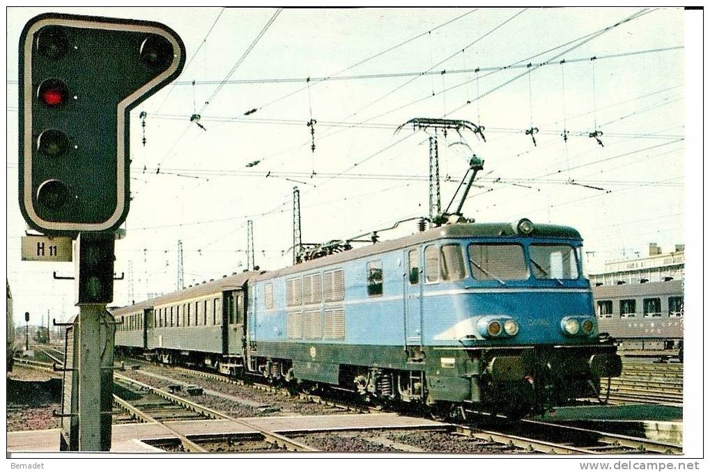 BRUXELLES....REMORQUE PAR LA 150.004 DE LA S.N.C.B. UN TRAIN FAIT SON ENTREE EN GARE DE BRUXELLES - Chemins De Fer, Gares