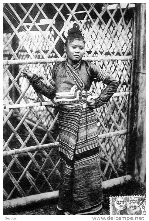 Femme  En Costume - Laos