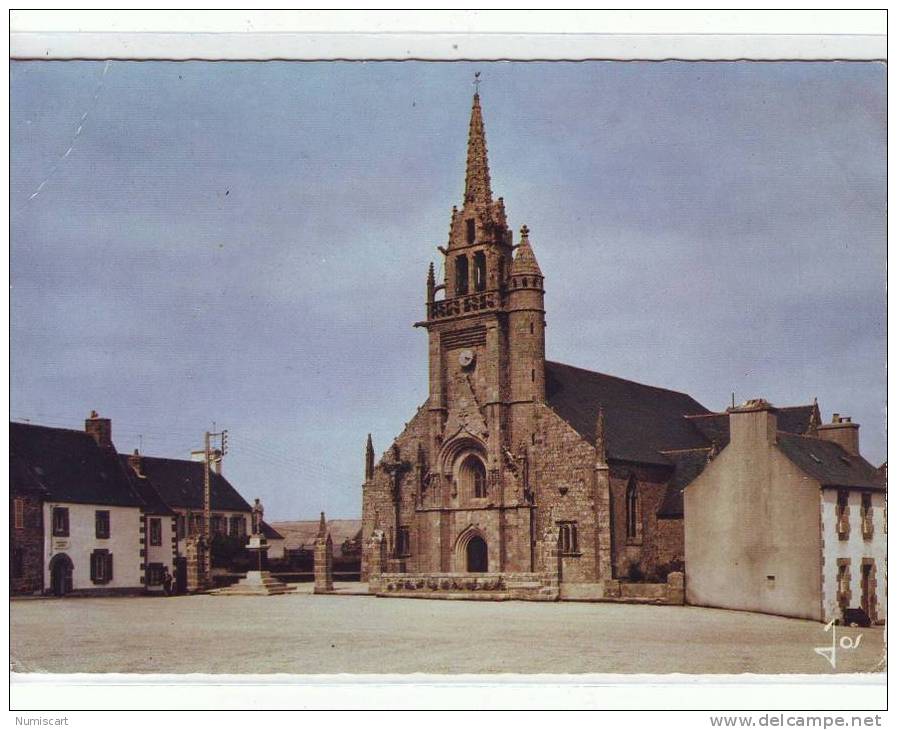 SUPERBE CPSM..DE..GUERLESQUIN..BELLE VUE DE L'EGLISE SAINT TENENAN..LEGER PLI ANGLE HAUT GAUCHE.. - Guerlesquin