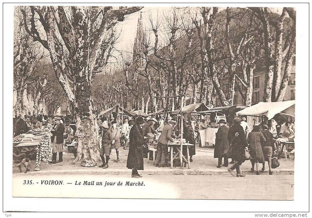 VOIRON  Le Mail Un Jour De Marché - Voiron