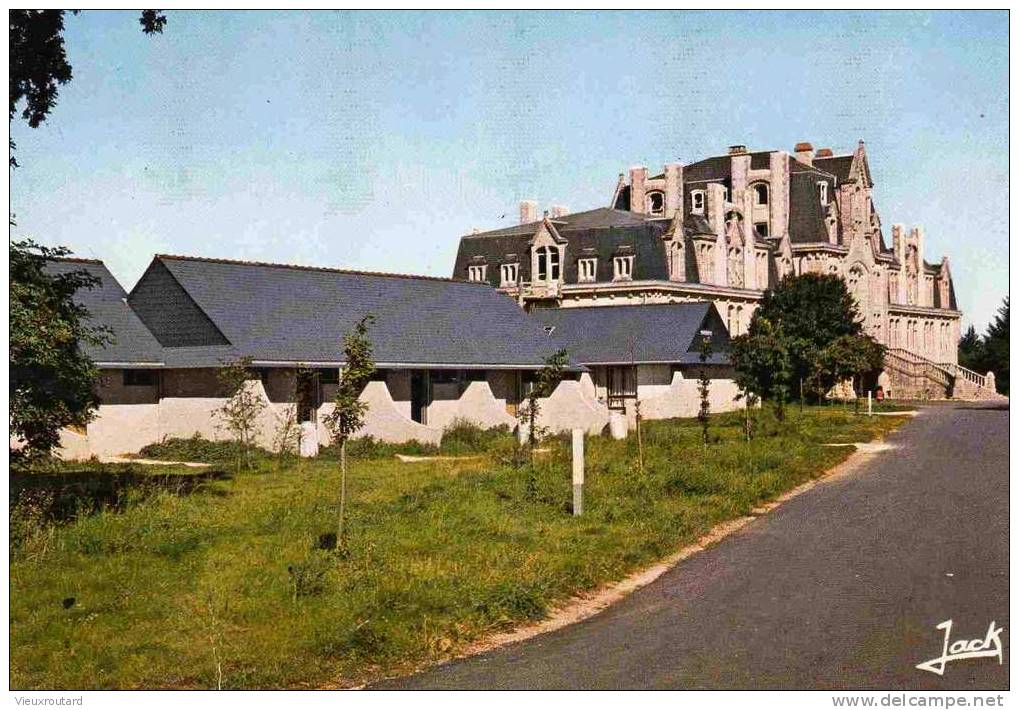 CPSM.LOCTUDY. CENTRE DE VACANCES FAMILIAL DU BOURDY.LES PENTY VILLAGE ET LE CHATEAU. DATEE 1977. - Loctudy