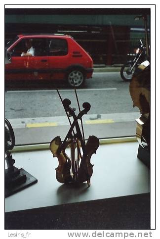 PHOTO - LE VIOLON DE ARMAN ? EN VITRINE - VOITURE - Voorwerpen