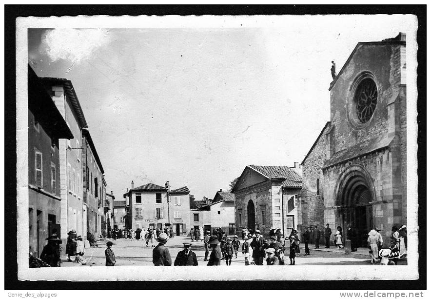 69 Rhône BELLEVILLE Sur SAONE, Place De L'église, Sortie De La Messe, Animée, CPSP 9x14, écrite. - Belleville Sur Saone