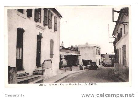 17 - VAUX-sur-MER - Grande Rue - La Mairie  (voitures) - Vaux-sur-Mer