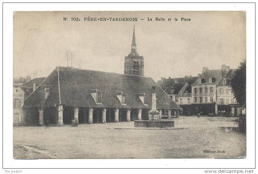 Fére En Tardenois   -  La Halle Et La Place - Fere En Tardenois