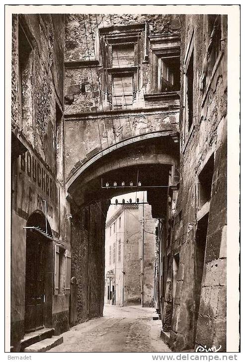 VIVIERS SUR RHONE....RUE DE LA REPUBLIQUE...VIEILLES MAISONS - Viviers