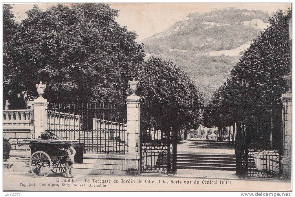 38 / GRENOBLE / LA TERRASSE DU JARDIN DE VILLE ET LES FORTS VUS DU CENTRAL HOTEL / TRES JOLIE CARTE ANIMEE 1906 - Grenoble