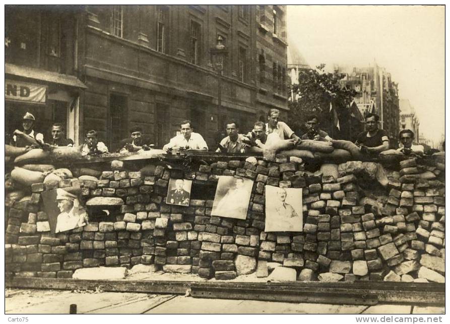 PARIS 75 - GUERRE 39-45 - Barricade Rue Saint-Jacques - Portraits Hitler Goering - Weltkrieg 1939-45