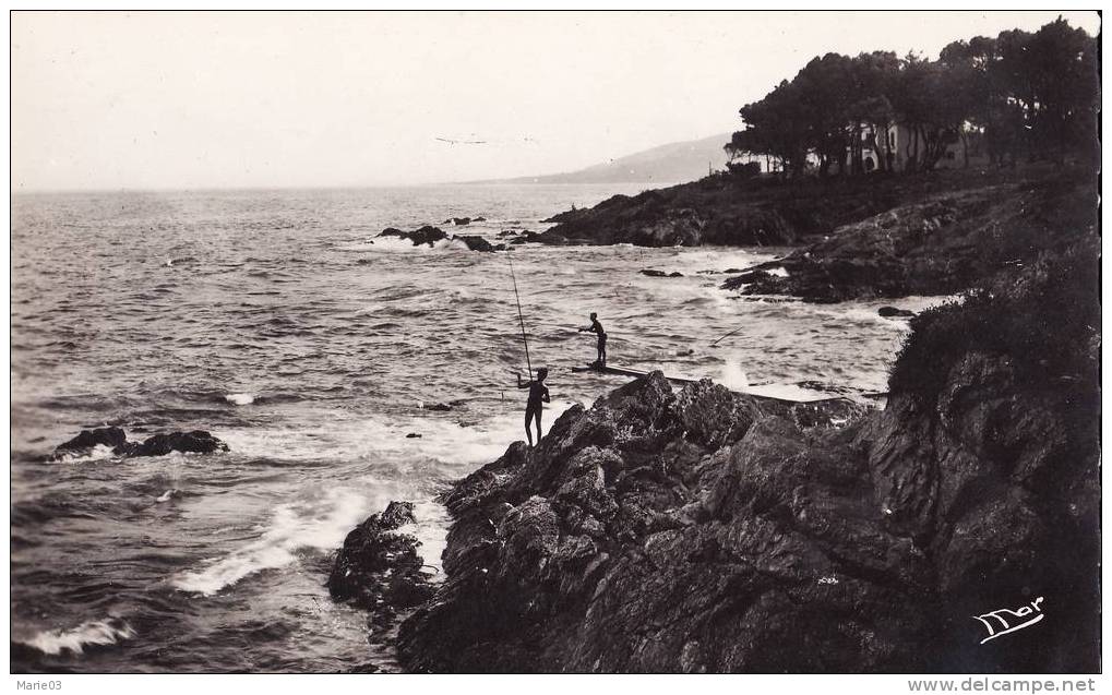 Saint Aygulf  - Calanques - Jeunes Pêcheurs à La Ligne - Saint-Aygulf