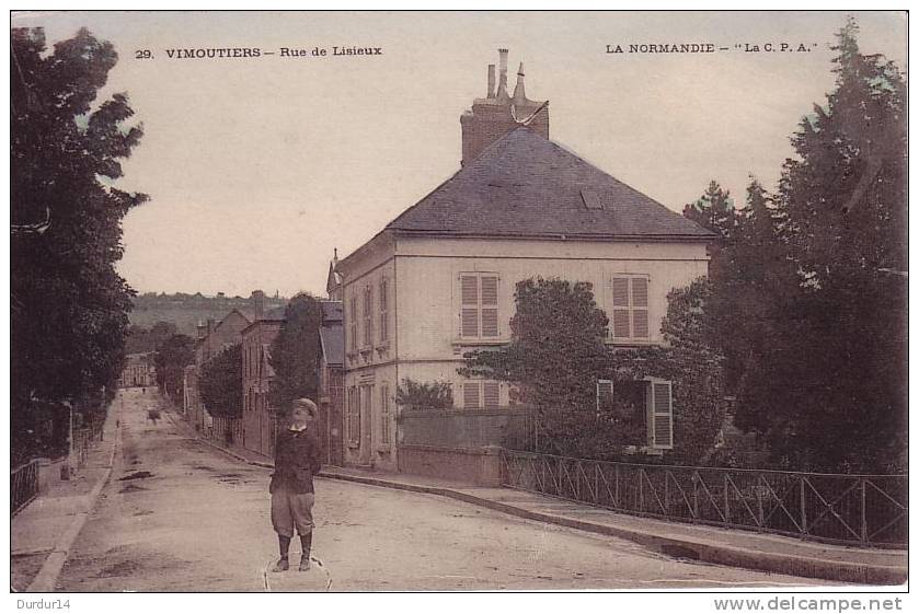 VIMOUTIERS (Orne).  Rue De Lisieux - Vimoutiers