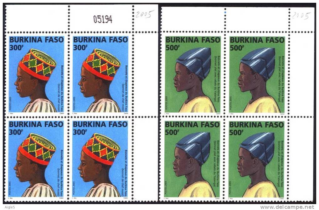 BURKINA FASO. 2005. 2 Blocs De 4. Bonnet Et Chapeaux. Bonnet De Chef Mossi. Bonnet Platavec Rabats Du Yatenga - Burkina Faso (1984-...)