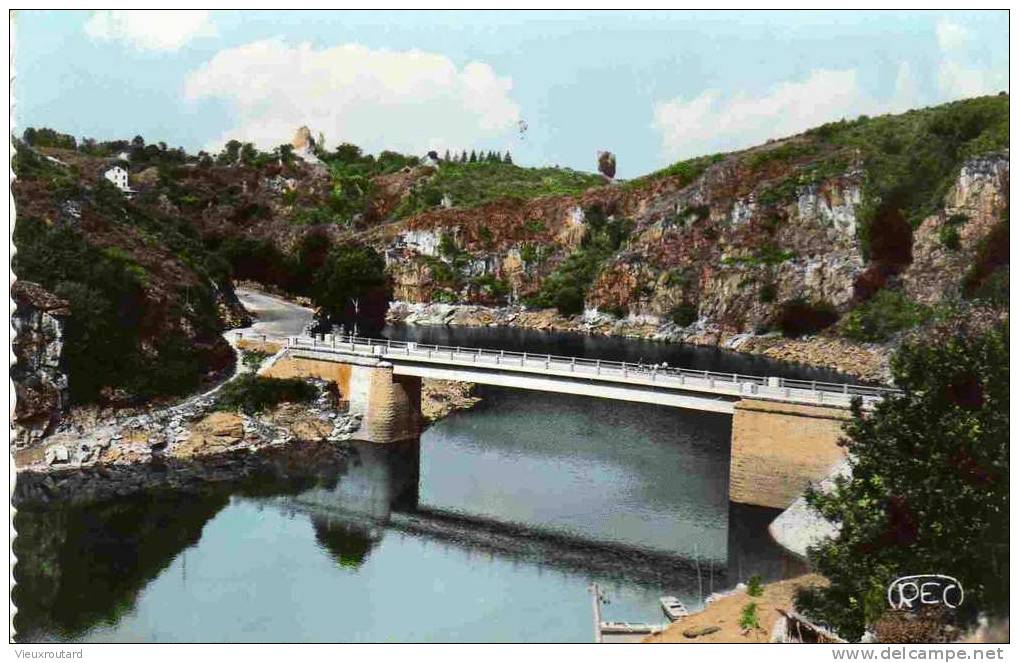 CPA ANIMEE. CROZANT. LA CREUSE, LE NOUVEAU PONT, LES RUINES. - Crozant