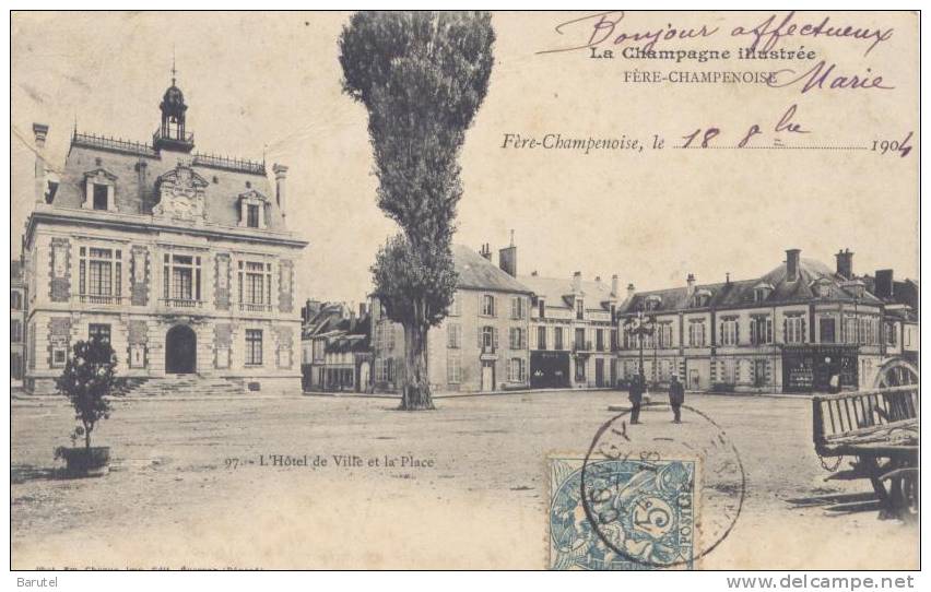 FERE CHAMPENOISE - L´Hôtel De Ville Et La Place - Fère-Champenoise
