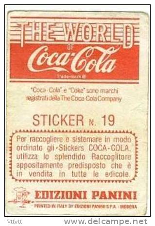 Carte Coca-Cola, The World Of Coca-Cola : "Compliments Of The Coca-Cola Co." Panini, Sticker N° 19 (Italie) 2 Scans. - Autres & Non Classés