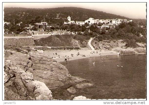 Les Issambres : La Plage Et Petite Paroisse - Les Issambres