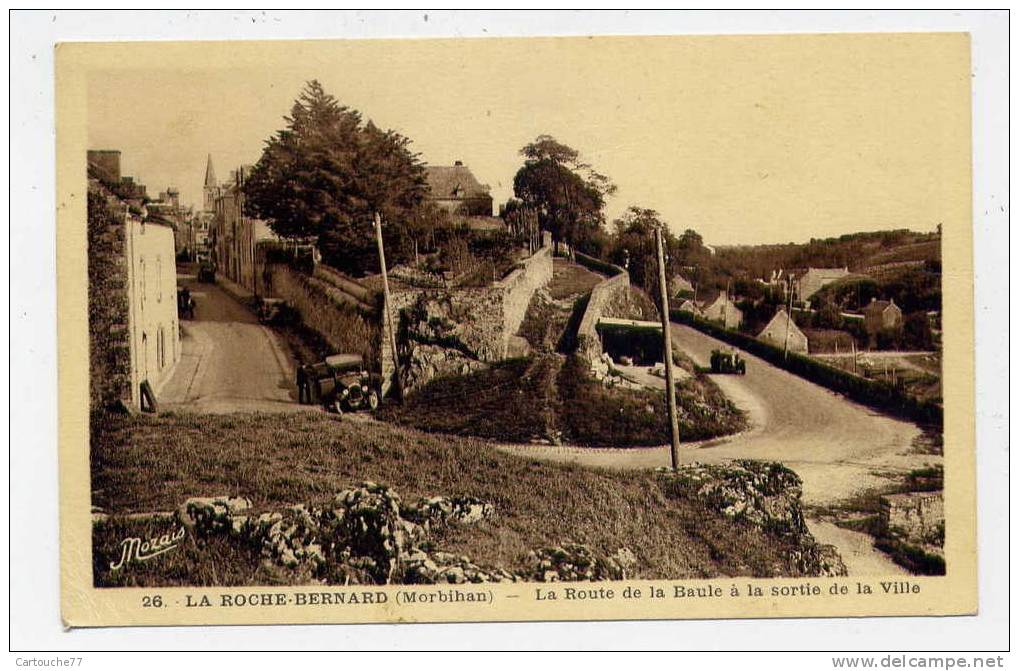 K8 - LA ROCHE-BERNARD - La Route De La Baule à La Sortie De La Ville (Jolie Carte Avec Vileille Automobile) - La Roche-Bernard