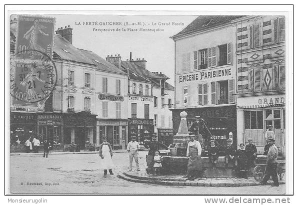 77 )FL) LA FERTE GAUCHER, Le Grand Bassin (fontaine), Perspective De La Place Montestiquiou, ANIMEE (nombreux Commerces) - La Ferte Gaucher