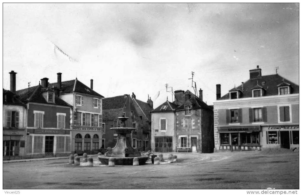 Isle Sur Serein  Yonne 89  Place De La Fontaine 1950***commerces******* - L'Isle Sur Serein