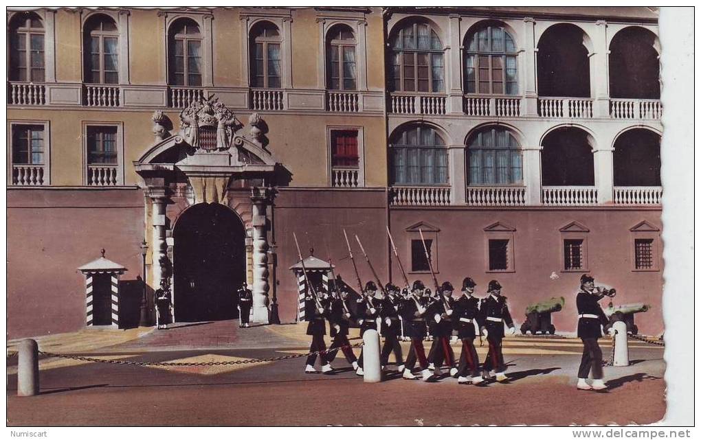 SUPERBE CPSM..DE..MONACO..P-FORMAT..ANIMEE..BELLE VUE DU DEFILE DE LA RELEVE DE LA GARDE DES CARABINIERS.. - Altri & Non Classificati