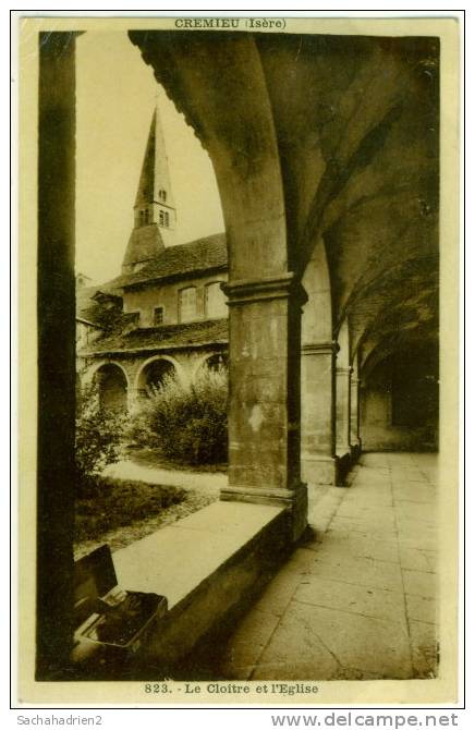 38. CREMIEU. Le Cloître Et L´Eglise. 823 - Crémieu