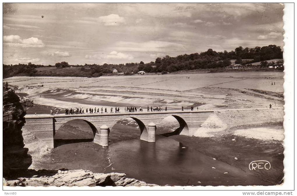 23 CHAMBON SUR VOUEIZE La Route Et Le Pont Pendant La Vidange Du Lac Eté 1954 - Chambon Sur Voueize