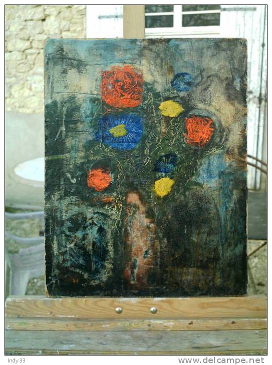 BOUQUET DE FLEURS . HUILE SUR AGGLO .COLLAGES ET GRATTAGES . AU DOS PERSONNAGE ALLONG SIGNE - Oils