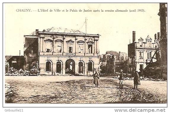 CHAUNY  -  " L'HOTEL DE VILLE Et  LE PALAIS DE JUSTICE " Après Les Bombardements (Avril 1917) - Chauny