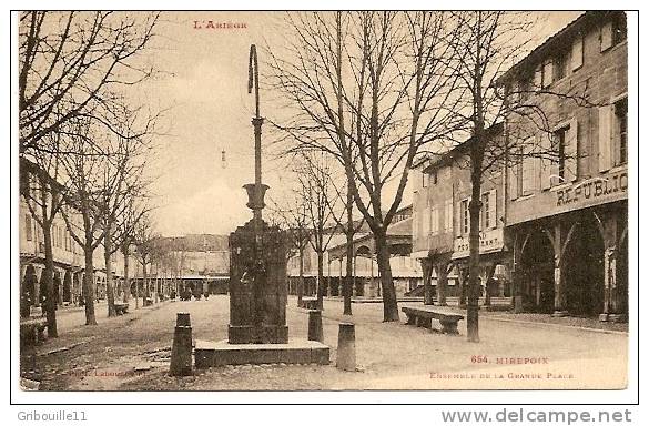 MIREPOIX  -  ENSEMBLE DE LA GRANDE PLACE - Mirepoix