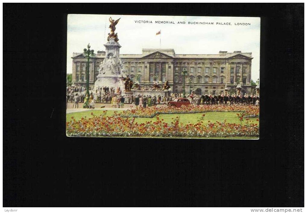 Victoria Memorial And Buckingham Palace, London - Buckingham Palace