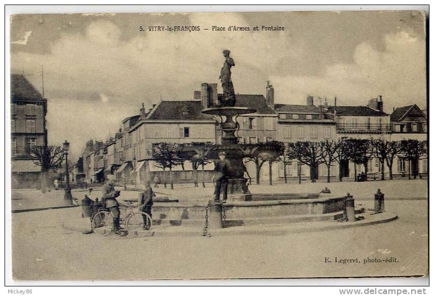 VITRY LE FRANCOIS--Place D'Armes Et Fontaine (animée,gros Plans,cycliste,vélo) N°5 éd E.Legeret--belle Carte - Vitry-le-François