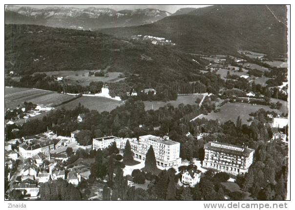 CARTE POSTALE DE DIVONNE LES BAINS - VUE AERIENNE SUR LES GRAND HOTELS ET LES MONTS DU JURA - Divonne Les Bains