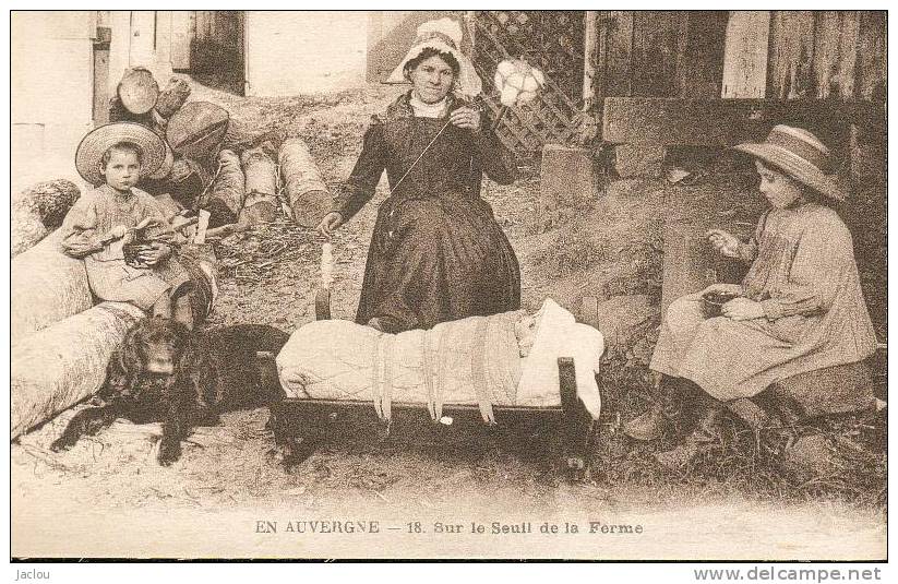 EN AUVERGNE SUR LE SEUIL DE LA FERME REF 3001 - Fermes